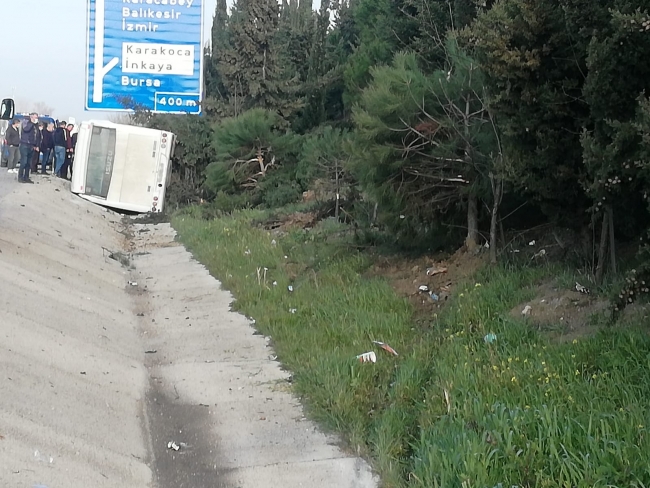 Bursa'da yolcu otobüsü su kanalına devrildi: 18 yaralı